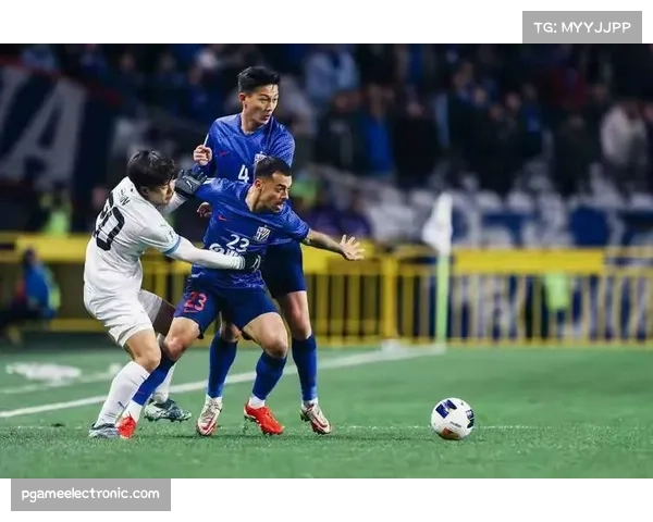 李可遭遇队友误伤脚踝 申花中场拄拐离场归期未定